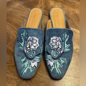 EUC GeeWaWa  “Adilah” Blue Floral Embroidered Slides Size 38 (US 7.5)